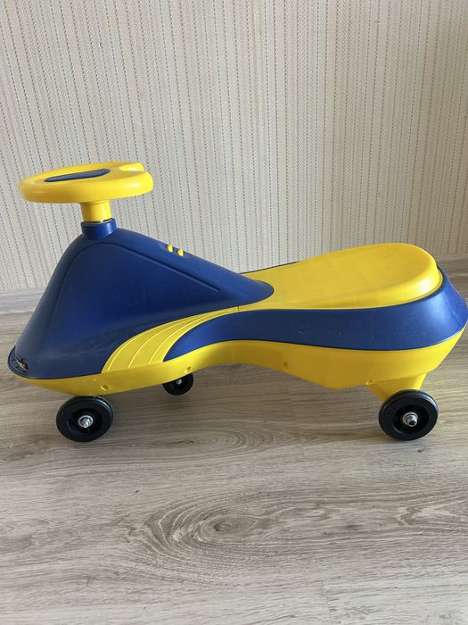 две машинки для катания детей