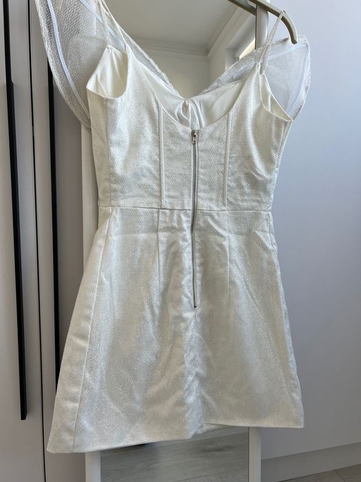 Бяла вталена мини рокля с брокат