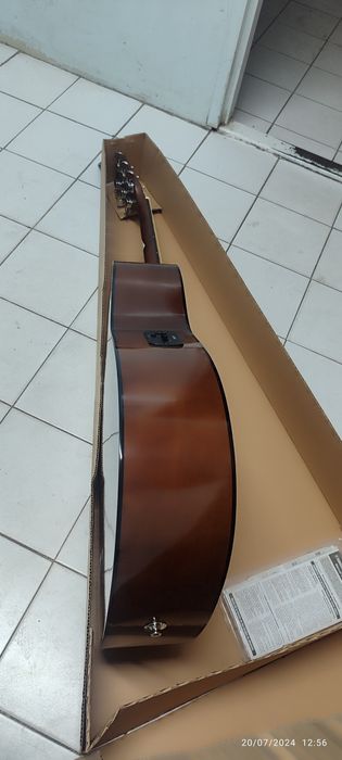 Gitara 2022 yilgi yangi holda olingan hali ishlatilmagan.