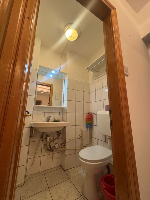 vând apartament cu 3 camere Reșița
