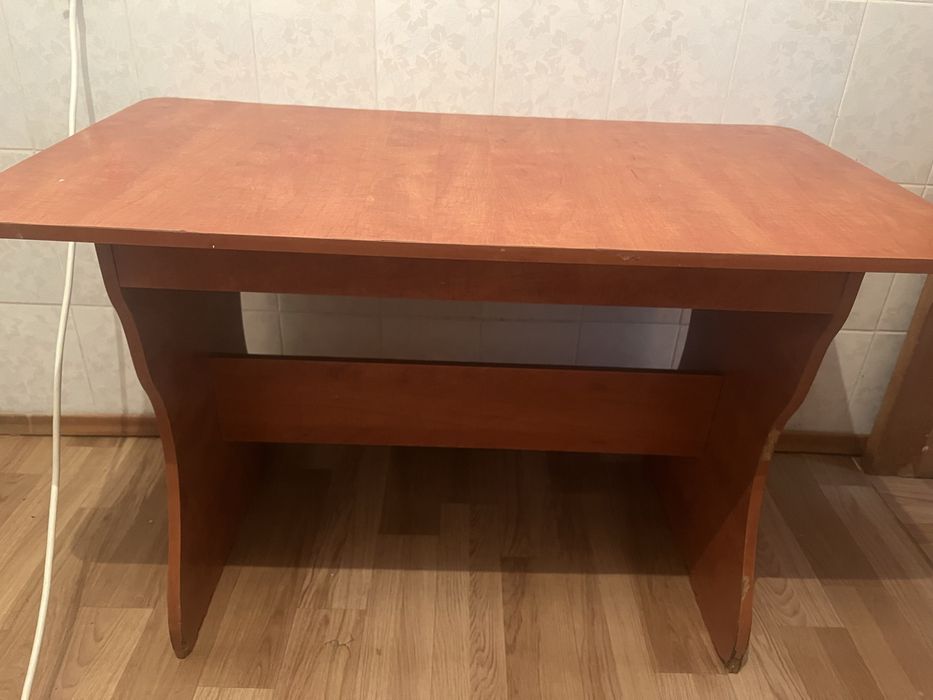 Компьютерный стол и куханный стол