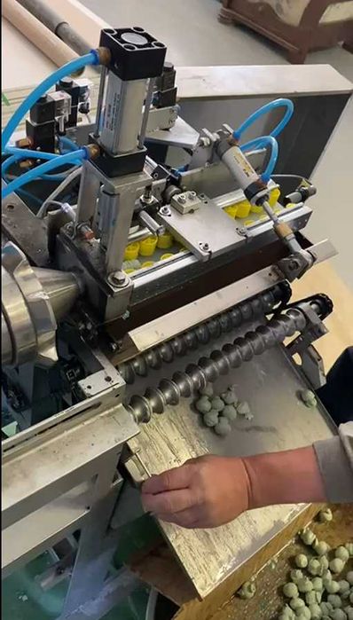 Машина за формоване на топчета от кюспе за риболов и други