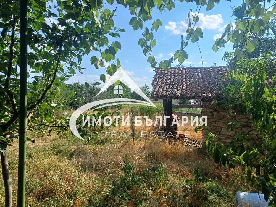 Къща на 2 ет.в гр.Карлово с гараж