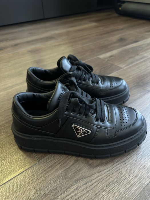 кожаные кроссовки Prada