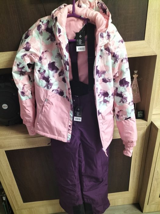 Geacă și pantaloni de ski pentru fetițe vârsta 8-10 ani.