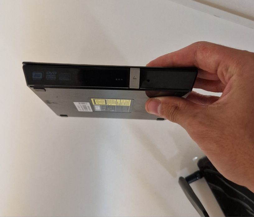 Vand dvd extern si router tp-link cu sim la 200 lei amandoua!