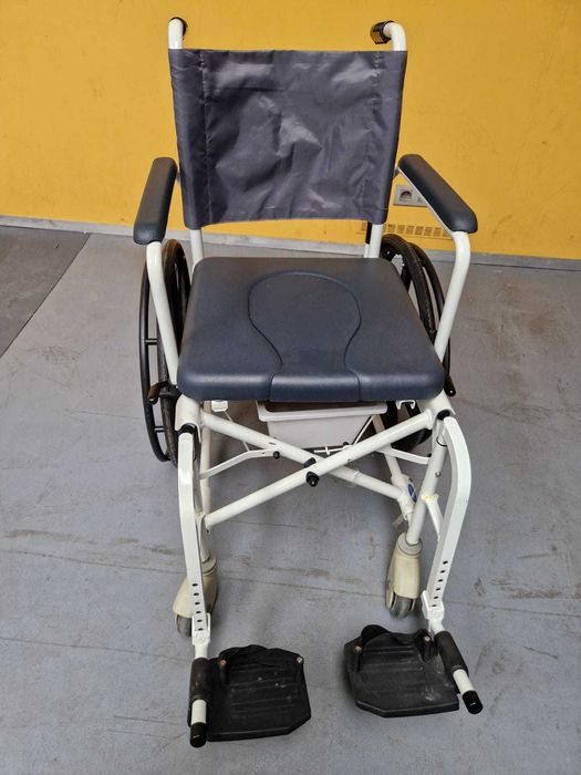 Vând scaun cu rotile pliabil