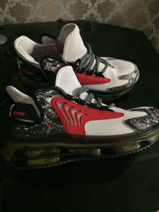 кроссовки новые.