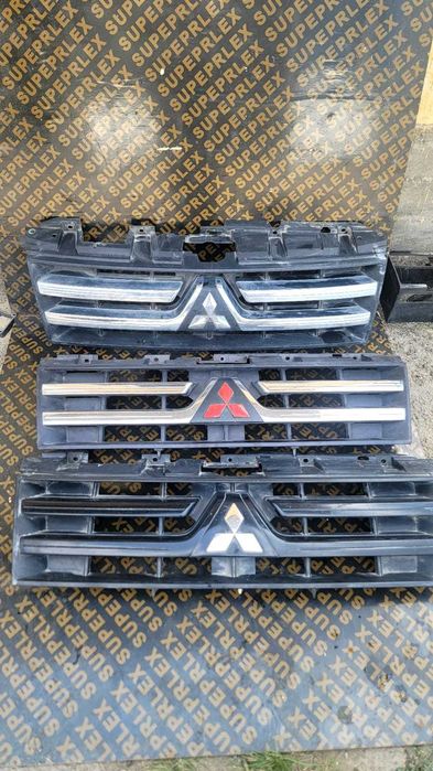 Решетка радиатора   Mitsubishi  Pajero 4