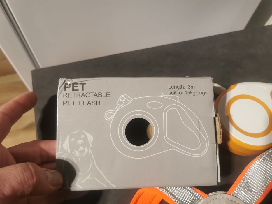 Lesă retractabilă și ham, pentru câini.
