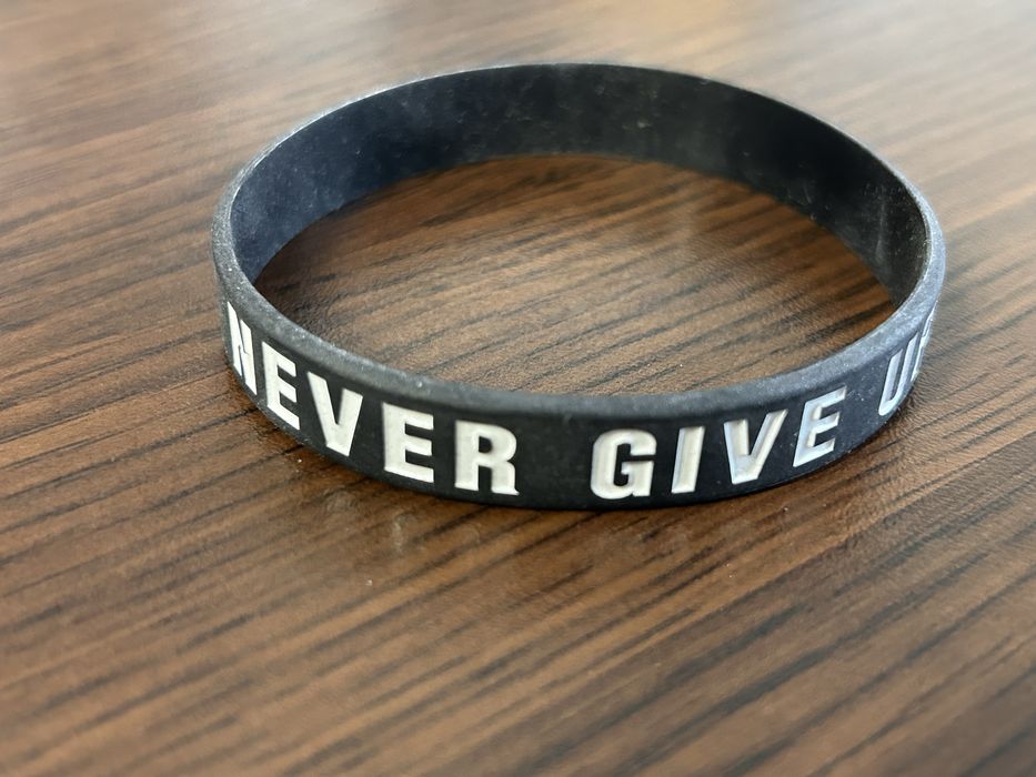 Силиконова гривна с релефен надпис Never give up