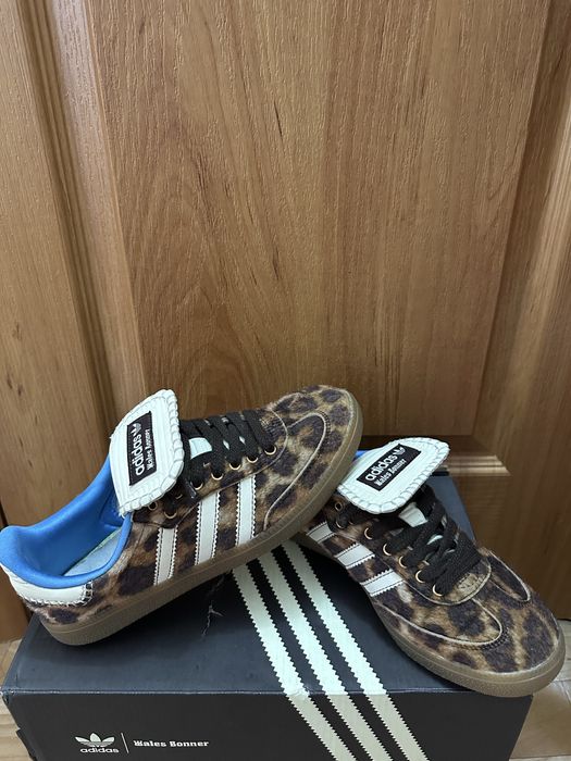 Продам женские кроссовки