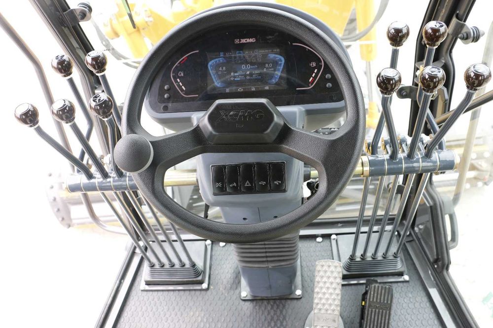 Autogreder nou XCMG GR135T, 12 t , lama fata / centrala / scarificator