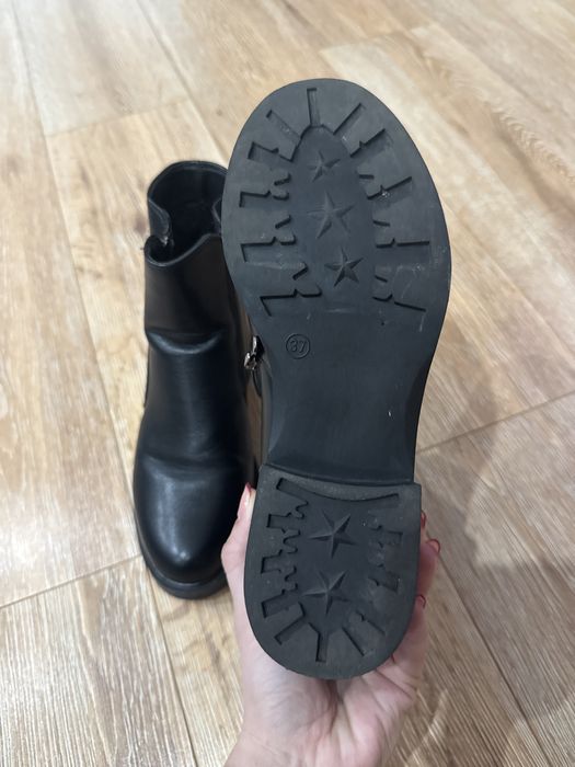 Черни ниски боти, 37