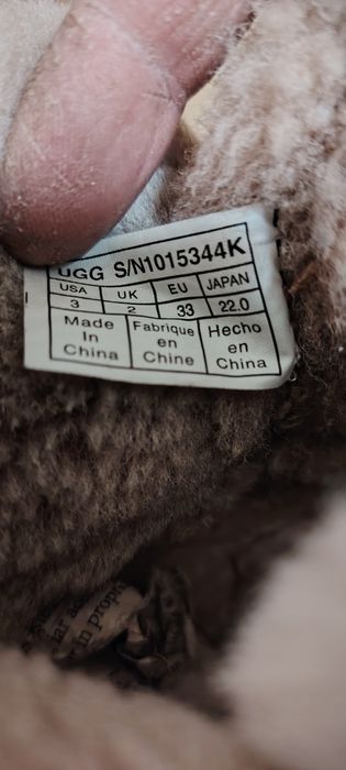 Vand încălțăminte UGG stare f. bună nr. 33-34 210 lei.