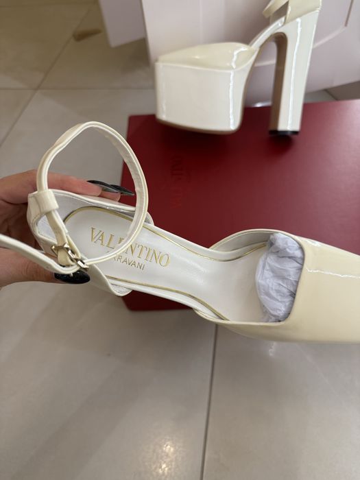 Налични дамски обувки на висок ток Valentino 37 размер