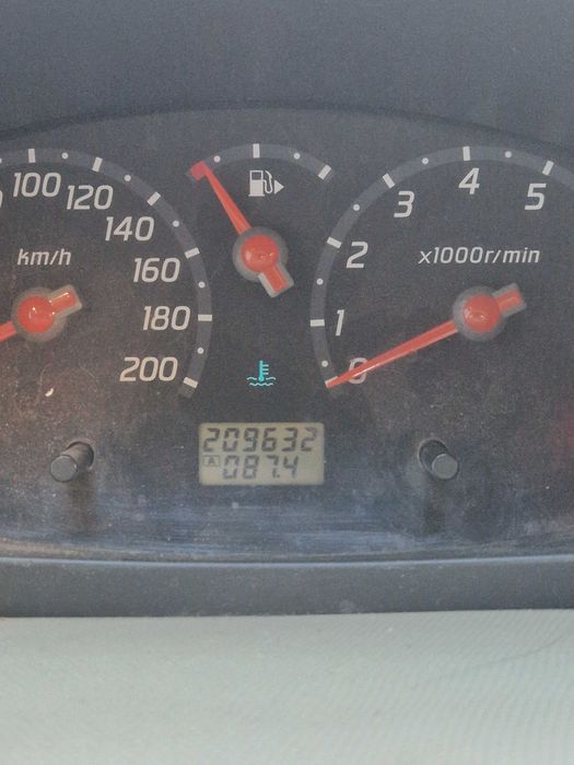 Нисан Микра автоматик, с газ, с шибидах и 2 чифта гуми с джанти.