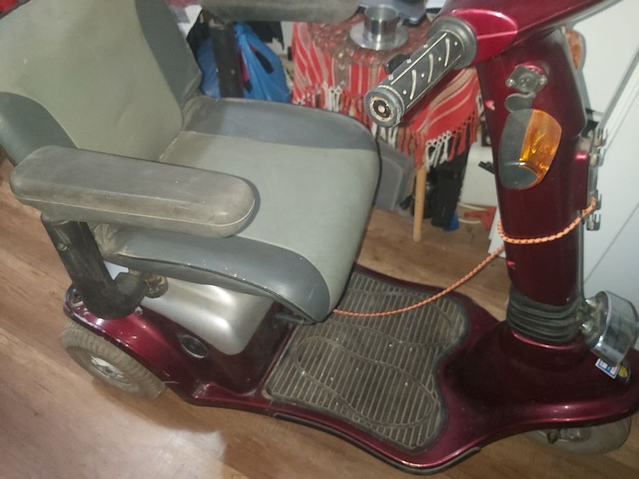 Căruț electric pentru persoane cu dizabilități în stare f.bună