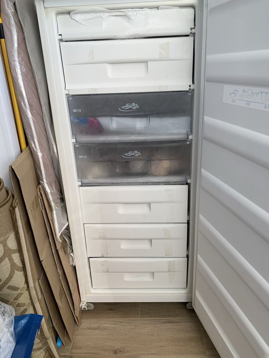 Морозильник вертикальный Snaigе .