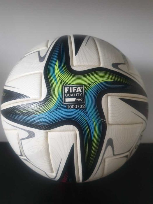 Minge de fotbal oficială Adidas Conext 21 Pro.