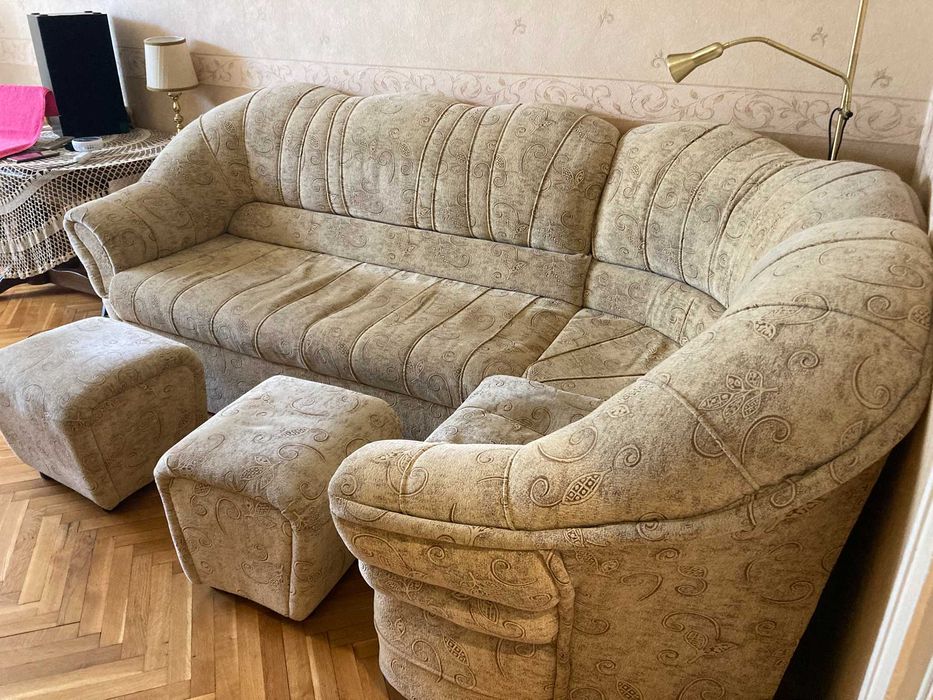 Ъглов диван и две табуретки