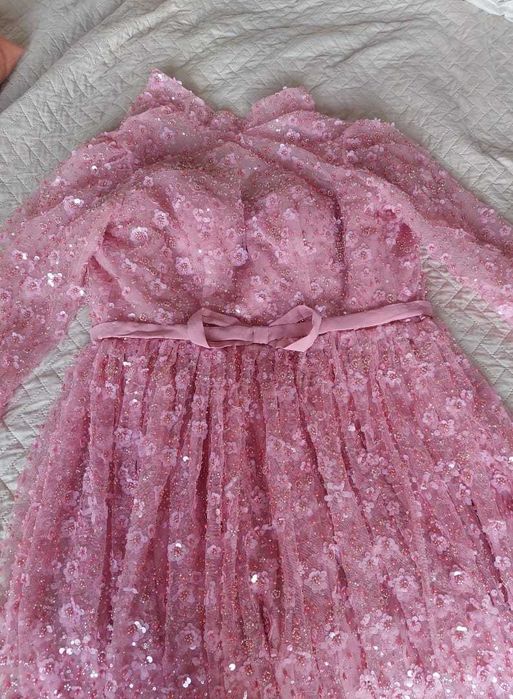 Rochie roz elegantă cu broderie florală