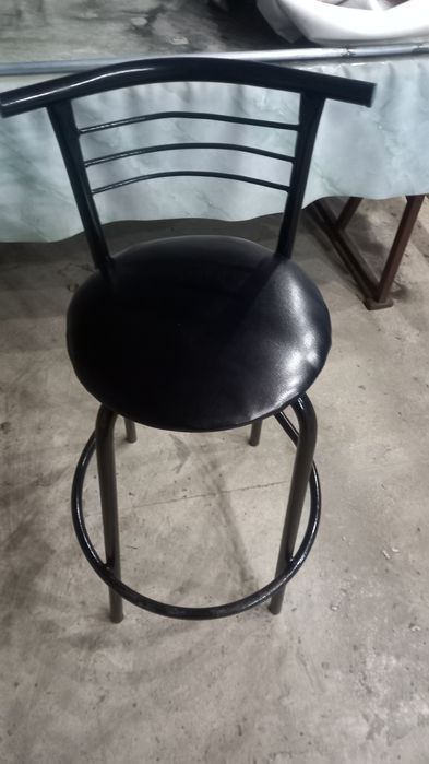 Барные стулья  1шт  и кухонный  4шт все по 5500т