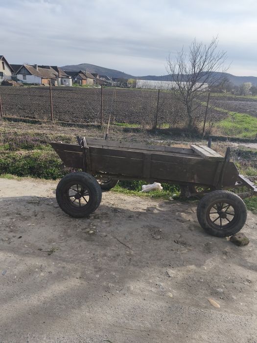 Vând o căruță de ponei
