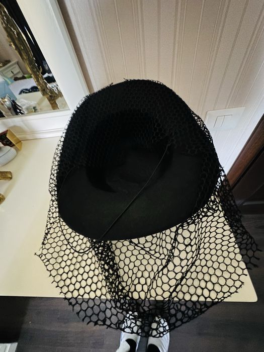 Palarie neagra , model gotic , pentru Halloween , cu pana naturala si trandafiri negri , eleganta si de efect , masura universala