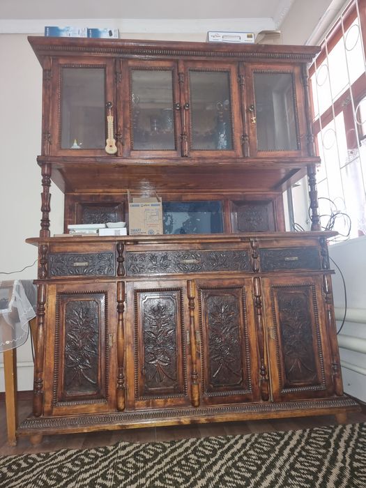 Старинный шкаф ручной работы