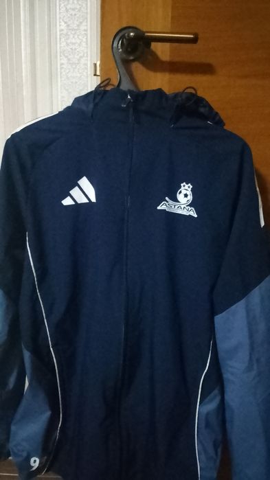 Ветровка и футболка