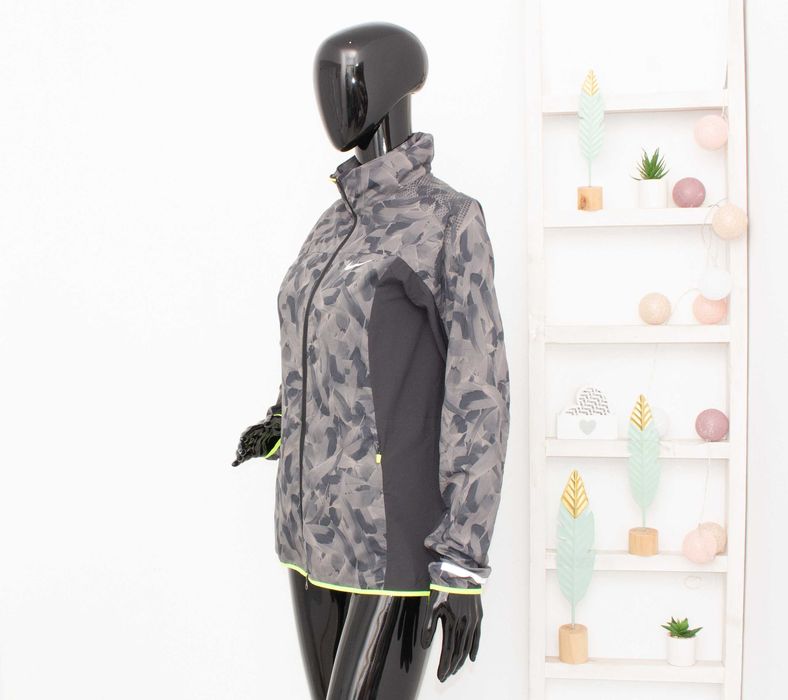 Nike оригинално дамско яке с качулка ветровка принт сиви пера бягане S