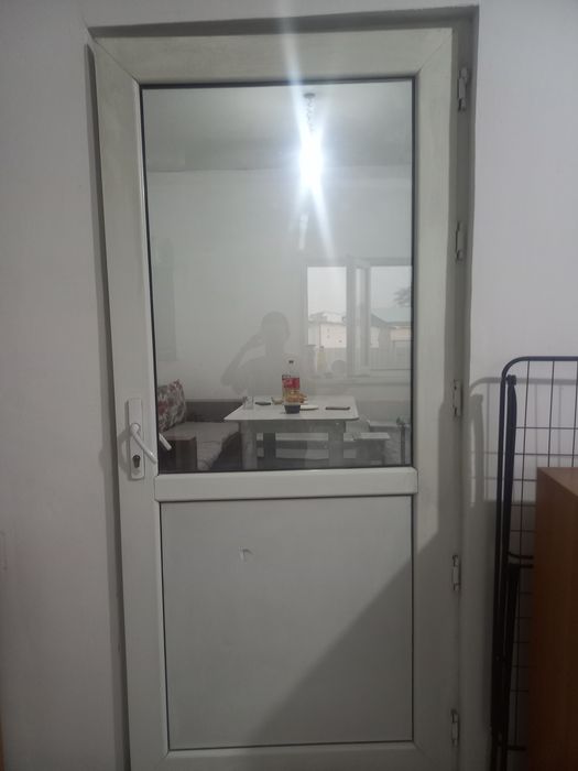 Продам дверь ручку клинить