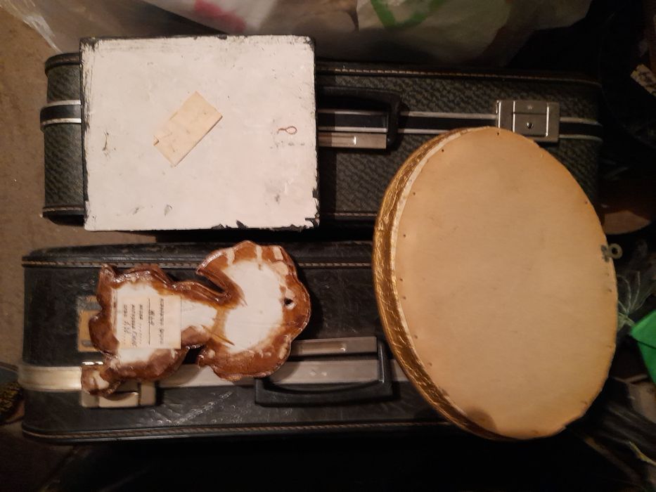 Мраморна статуя,кутия и ретро дамски колан