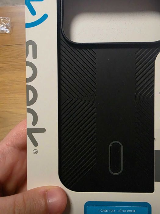 НЕРАЗОПАКОВАН Калъф Speck iPhone 17 Pro Max, Presidio2 Grip, with MagSafe, удароустойчив до 4м., черен
