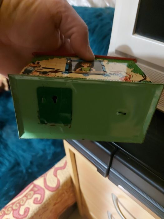 Детска касичка с езиче.