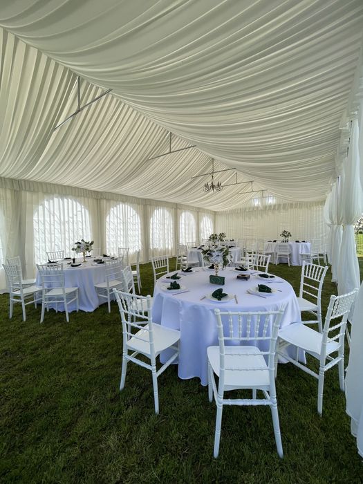 Scaune Chiavari, mese rotunde, mese cocktail, vesela completa