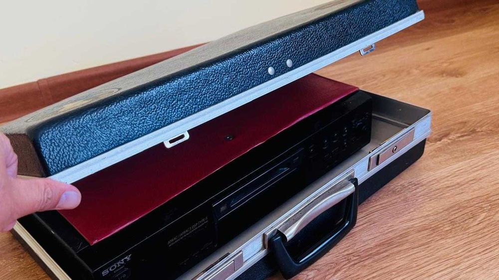 Продам минидиск SONY-480 вместе с дипломат-чемоданом