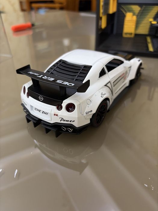 1:24 oʻlchamdagi model avtomobil nissan gtr sotiladi.