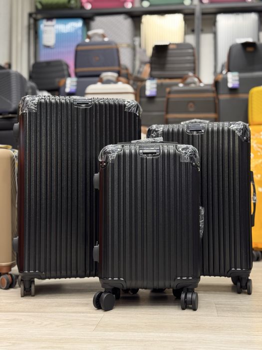 Большой чемодан  черные