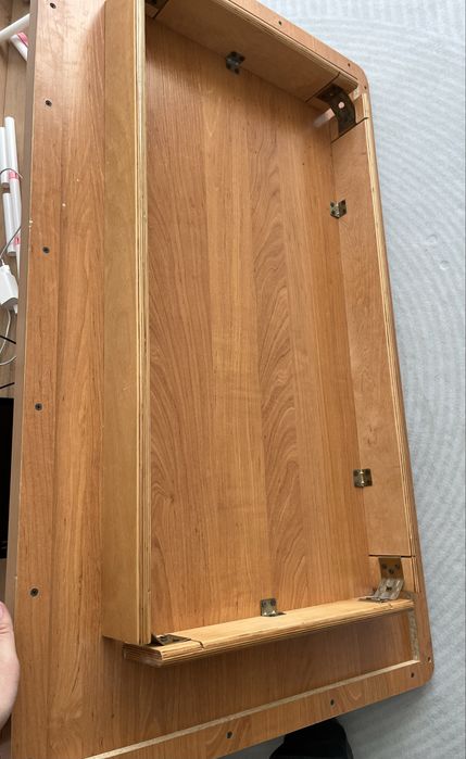 Стол кухонный в хорошем состоянии.