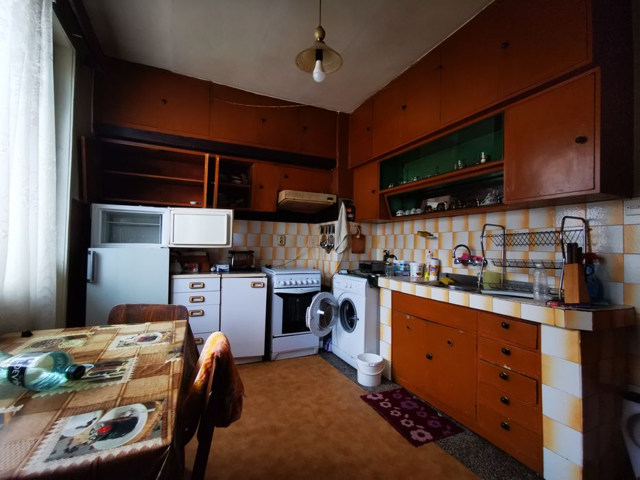 Продавам тристаен апартамент в кв. Суха Река