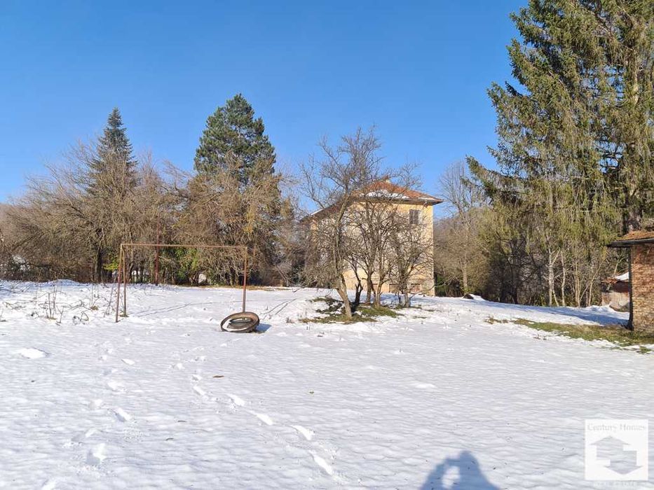 130033 Просторна двуетажна сграда, върху огромен парцел,  в с. Разсоха