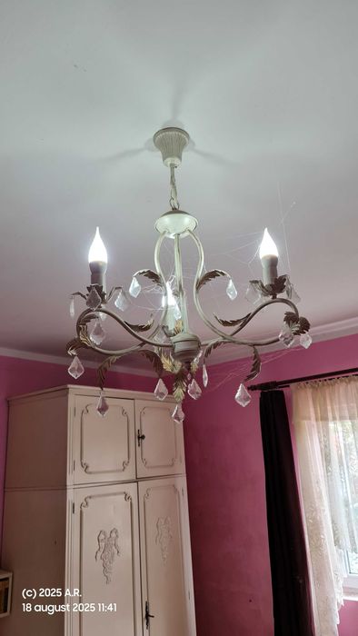 Lustra, culoare alba, 3 brate, in stare foarte buna.