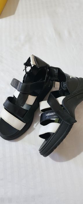Sandale noi, culoare alb cu negru!