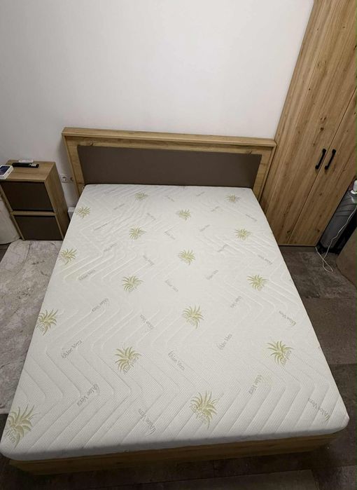 Pat matrimonial modern din lemn