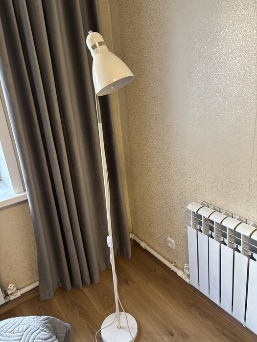 Продам напольную лампу новую