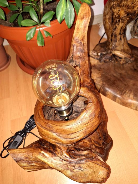 Ръчно изработена настолна лампа от дърво