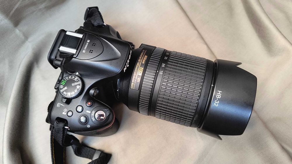 Nikon D5200 + obiectiv Nikon 18-55 mm + accesorii