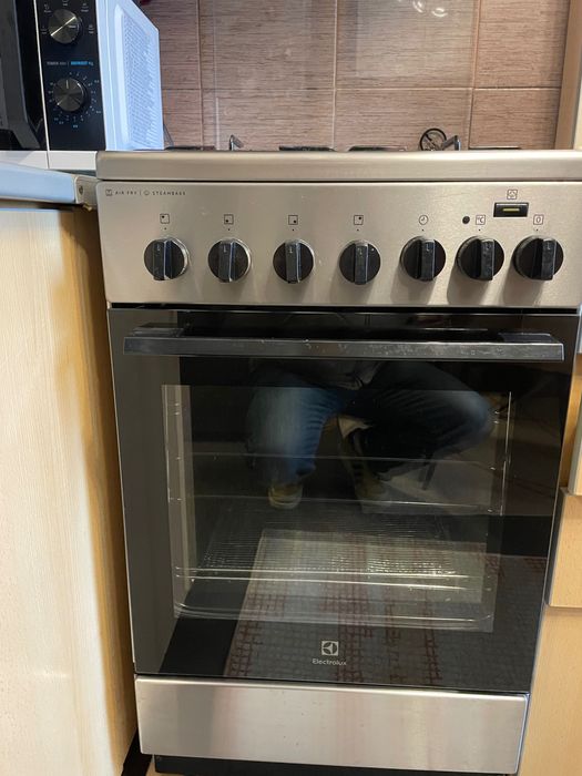 Vând aragaz Electrolux